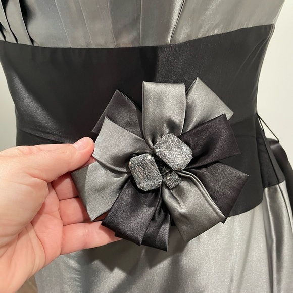 Elegant Strapless Dress - Picture 5 of 6